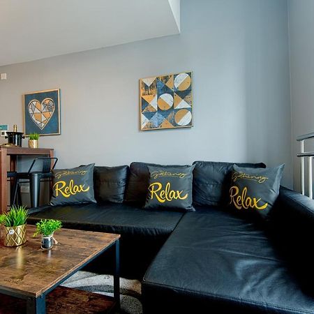 The Penthouse Gathering - Town Centre - Sleeps Up To 16 Wrexham Exterior foto